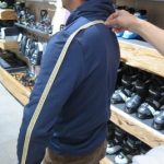 The length of the arm is measured from the back of the neck to the wrist. | Photo: Ulrike Heidinger